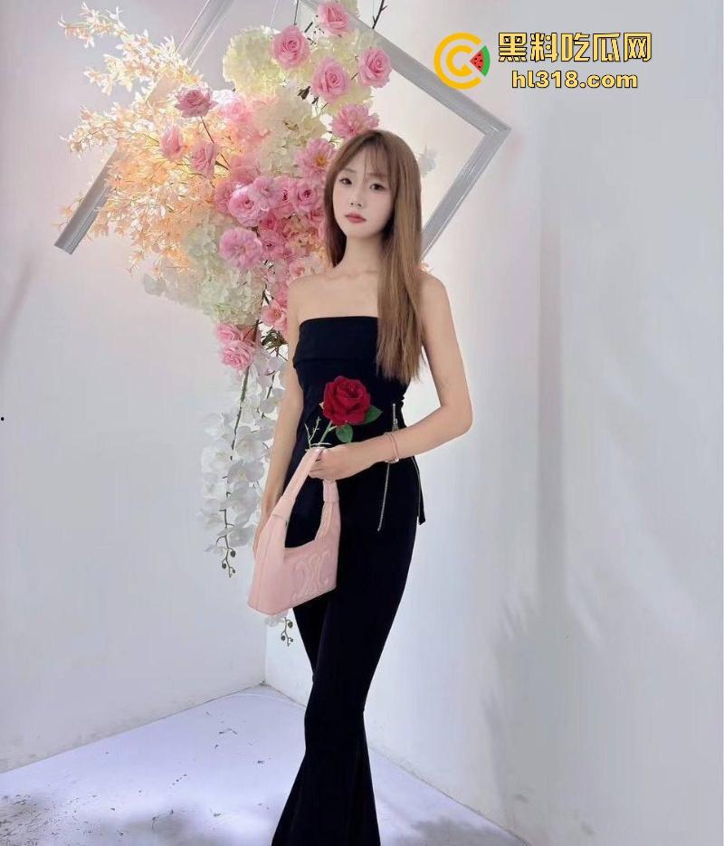 浙江大学校花【林菲】私密视频流出，高颜值女大多种制服诱惑，露脸反差的骚样让人心痒痒！  第1张