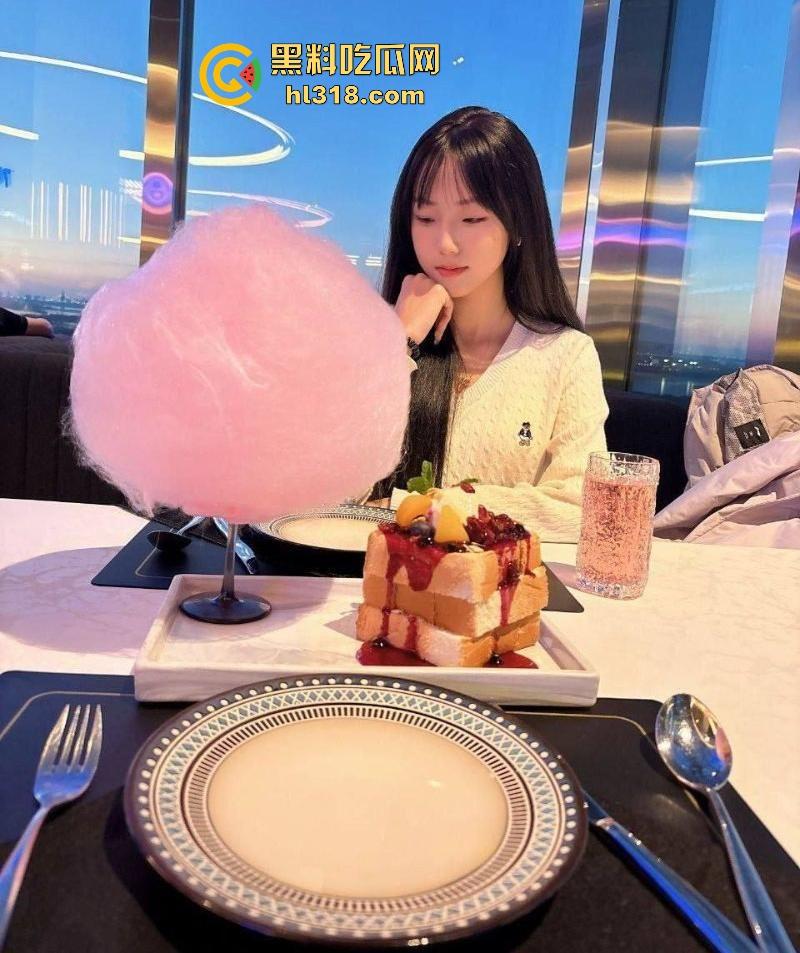 浙江大学校花【林菲】私密视频流出，高颜值女大多种制服诱惑，露脸反差的骚样让人心痒痒！  第2张