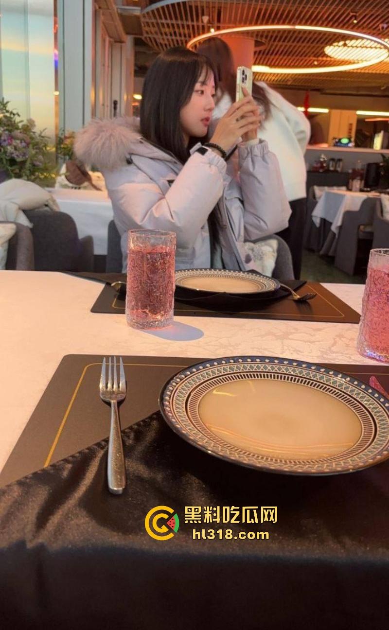 浙江大学校花【林菲】私密视频流出，高颜值女大多种制服诱惑，露脸反差的骚样让人心痒痒！  第3张