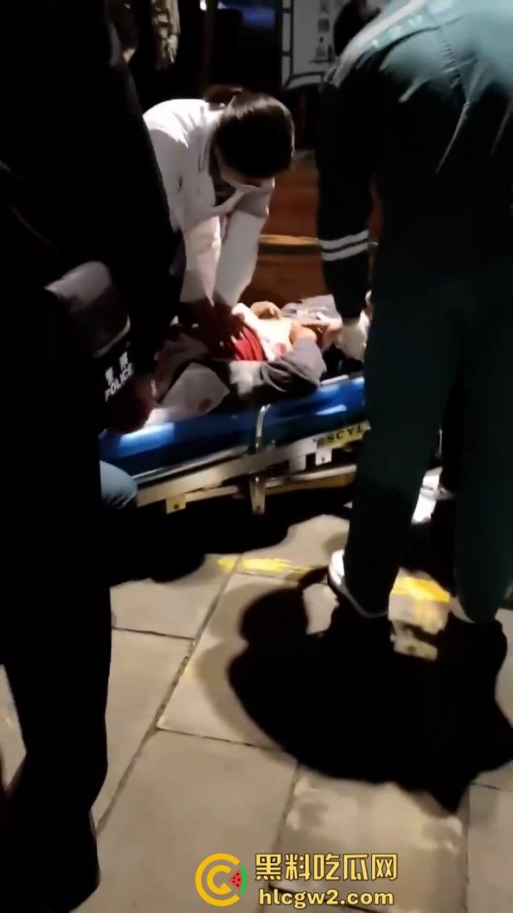 血腥慎入!四川自贡富顺县多名精神小伙当街聚众斗殴 致一人归西一人ICU  真实现场曝光 第2张