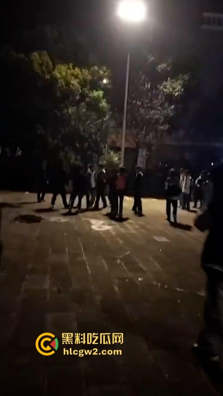 血腥慎入!四川自贡富顺县多名精神小伙当街聚众斗殴 致一人归西一人ICU  真实现场曝光 第4张