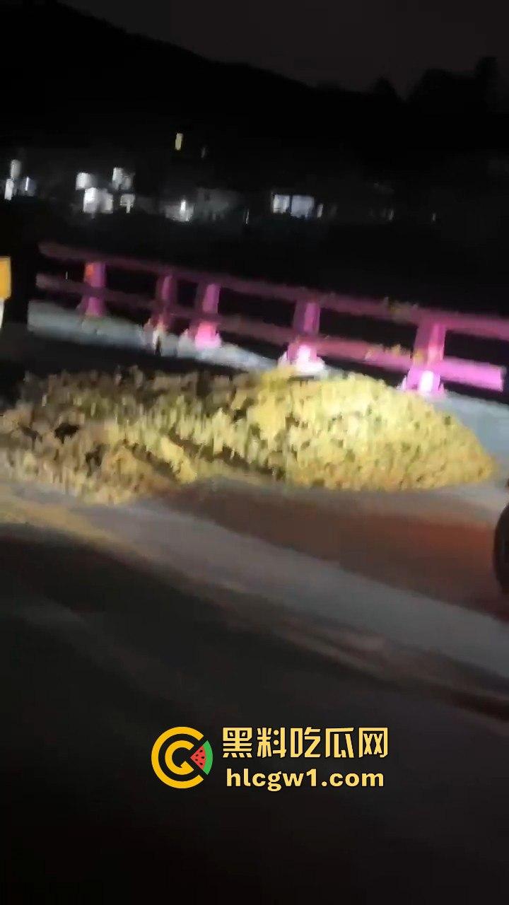 贵阳市骑龙村炸街摩托被村民用大粪封路！网红公路摩托压弯烧胎秀太吵，村民怒出奇招制止！  第4张