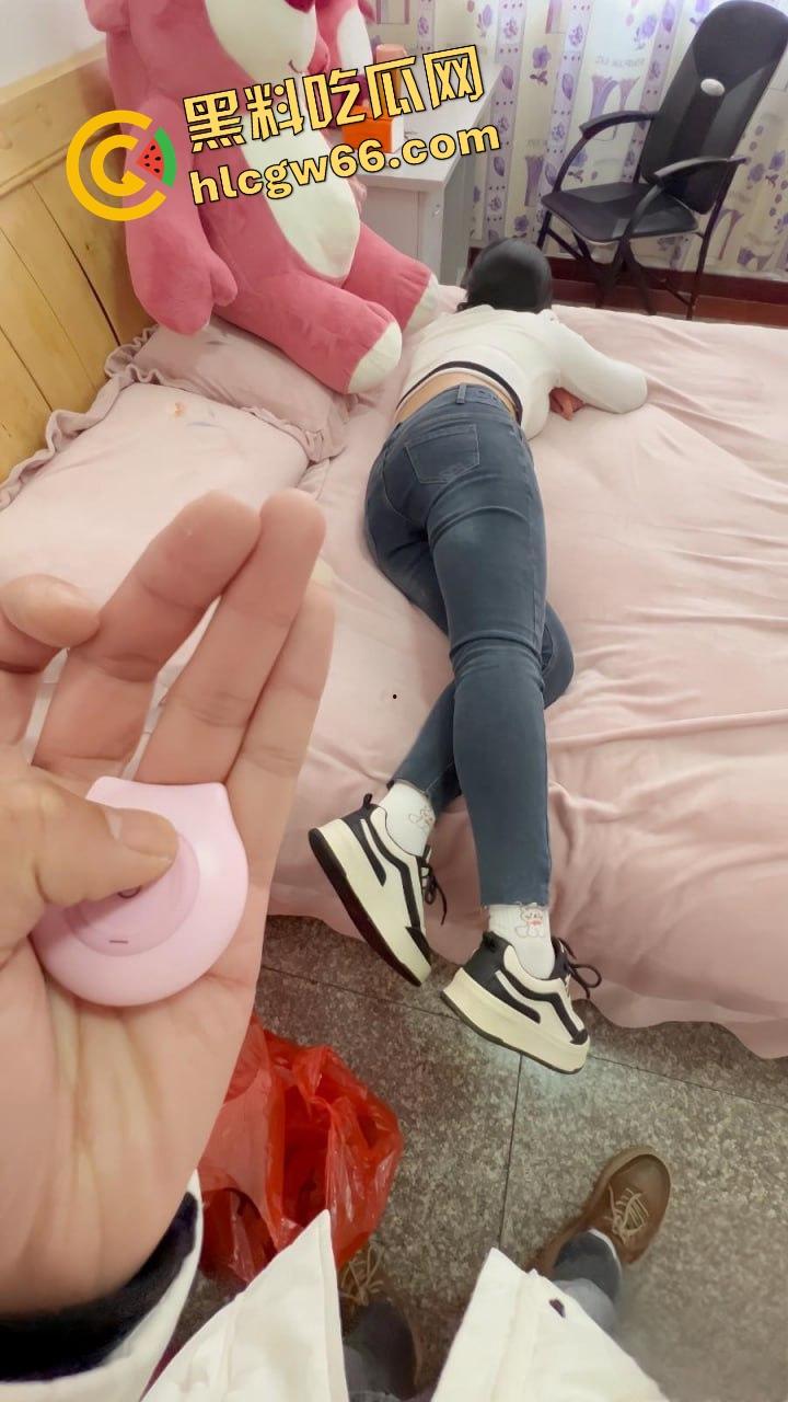 海角精品！姐姐扭臀求操变骚母狗，弟弟憋不住深喉口爆玩弄嫩逼，全裸插到喷精宫颈，海角最浪叫床声！  第2张