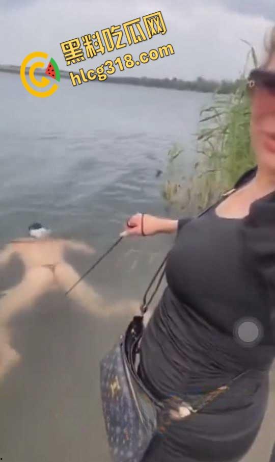 调教男奴最爽玩法，绳子栓鸡巴上下河游泳，这是遛鸟还是遛狗，不得不佩服老外的调教手段 ！  第1张