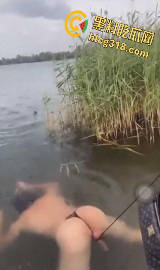 调教男奴最爽玩法，绳子栓鸡巴上下河游泳，这是遛鸟还是遛狗，不得不佩服老外的调教手段 ！  第4张