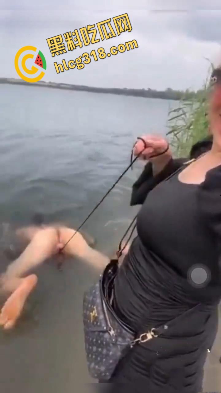 调教男奴最爽玩法，绳子栓鸡巴上下河游泳，这是遛鸟还是遛狗，不得不佩服老外的调教手段 ！  第6张