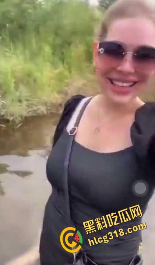 调教男奴最爽玩法，绳子栓鸡巴上下河游泳，这是遛鸟还是遛狗，不得不佩服老外的调教手段 ！  第7张