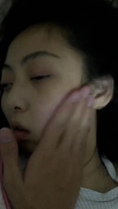 死肥宅迷奸女同学！清纯的不像话 臭脚盖脸扇耳光 真是糟蹋啊  第2张