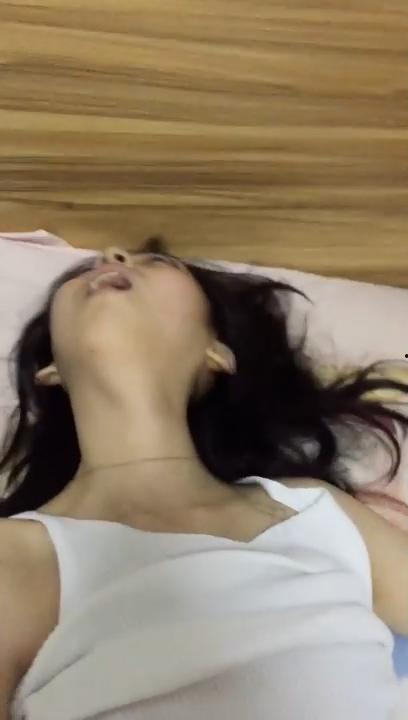 死肥宅迷奸女同学！清纯的不像话 臭脚盖脸扇耳光 真是糟蹋啊  第4张