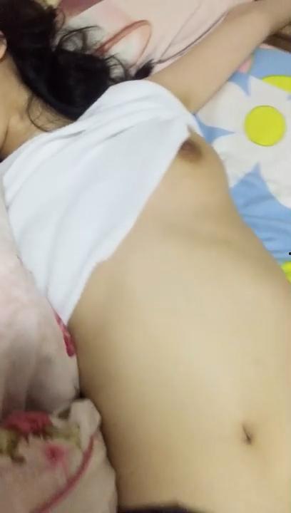 死肥宅迷奸女同学！清纯的不像话 臭脚盖脸扇耳光 真是糟蹋啊  第6张