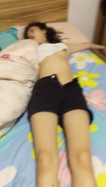 死肥宅迷奸女同学！清纯的不像话 臭脚盖脸扇耳光 真是糟蹋啊  第7张