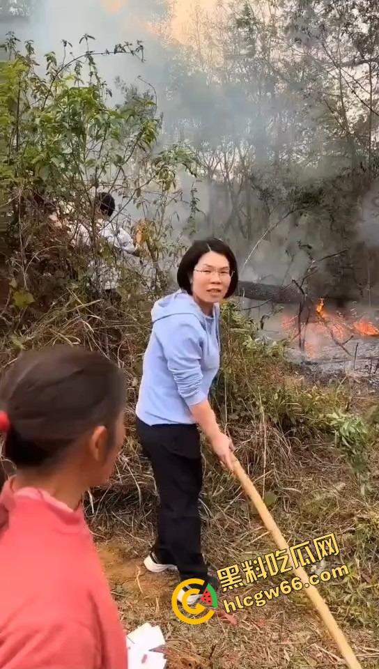 广西老表豪横上坟现场，不是祭祖，是直接给祖坟放高爆特效，十几个十万响鞭炮炸出烈焰战场！  第1张