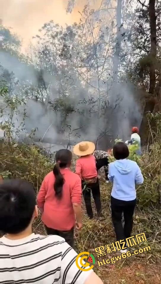 广西老表豪横上坟现场，不是祭祖，是直接给祖坟放高爆特效，十几个十万响鞭炮炸出烈焰战场！  第6张
