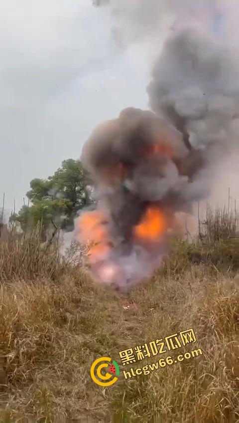 广西老表豪横上坟现场，不是祭祖，是直接给祖坟放高爆特效，十几个十万响鞭炮炸出烈焰战场！  第8张