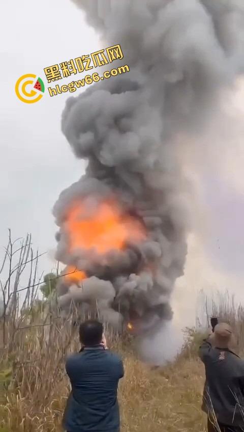 广西老表豪横上坟现场，不是祭祖，是直接给祖坟放高爆特效，十几个十万响鞭炮炸出烈焰战场！  第10张