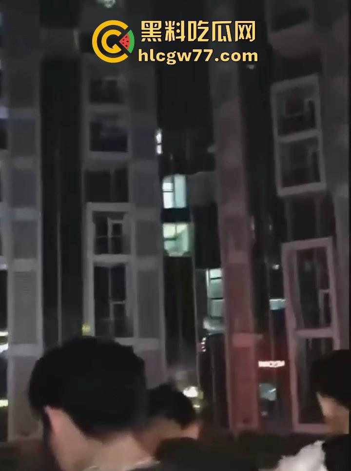 日照安泰国际广场大瓜！情侣做爱不拉窗帘被上千人围观 事后有吃瓜群众直接敲门提醒 现场视频火爆抖音！  第2张