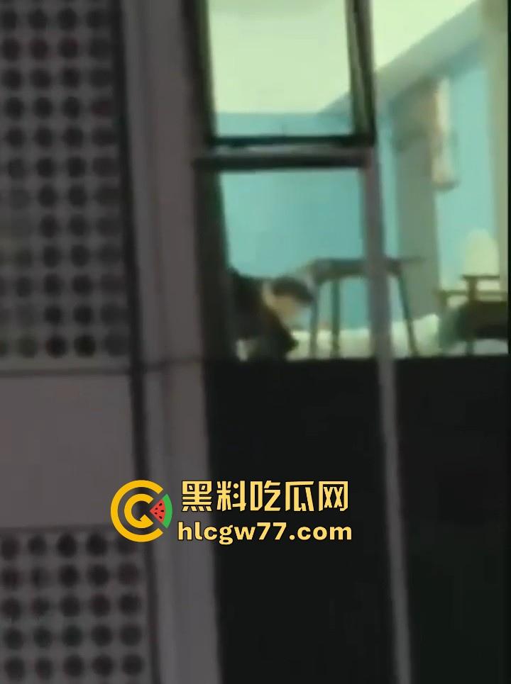 日照安泰国际广场大瓜！情侣做爱不拉窗帘被上千人围观 事后有吃瓜群众直接敲门提醒 现场视频火爆抖音！  第4张