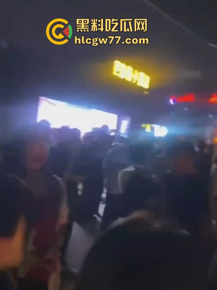 日照安泰国际广场大瓜！情侣做爱不拉窗帘被上千人围观 事后有吃瓜群众直接敲门提醒 现场视频火爆抖音！  第5张