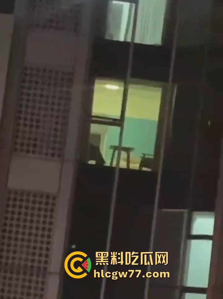 日照安泰国际广场大瓜！情侣做爱不拉窗帘被上千人围观 事后有吃瓜群众直接敲门提醒 现场视频火爆抖音！  第6张