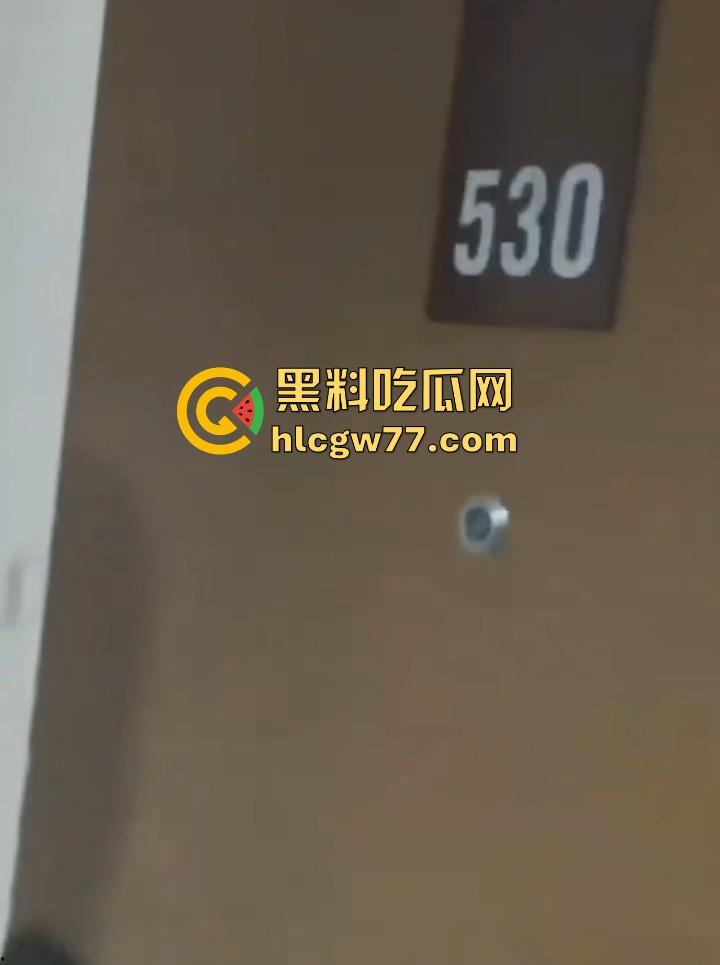 日照安泰国际广场大瓜！情侣做爱不拉窗帘被上千人围观 事后有吃瓜群众直接敲门提醒 现场视频火爆抖音！  第7张