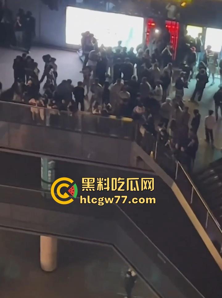 日照安泰国际广场大瓜！情侣做爱不拉窗帘被上千人围观 事后有吃瓜群众直接敲门提醒 现场视频火爆抖音！  第8张