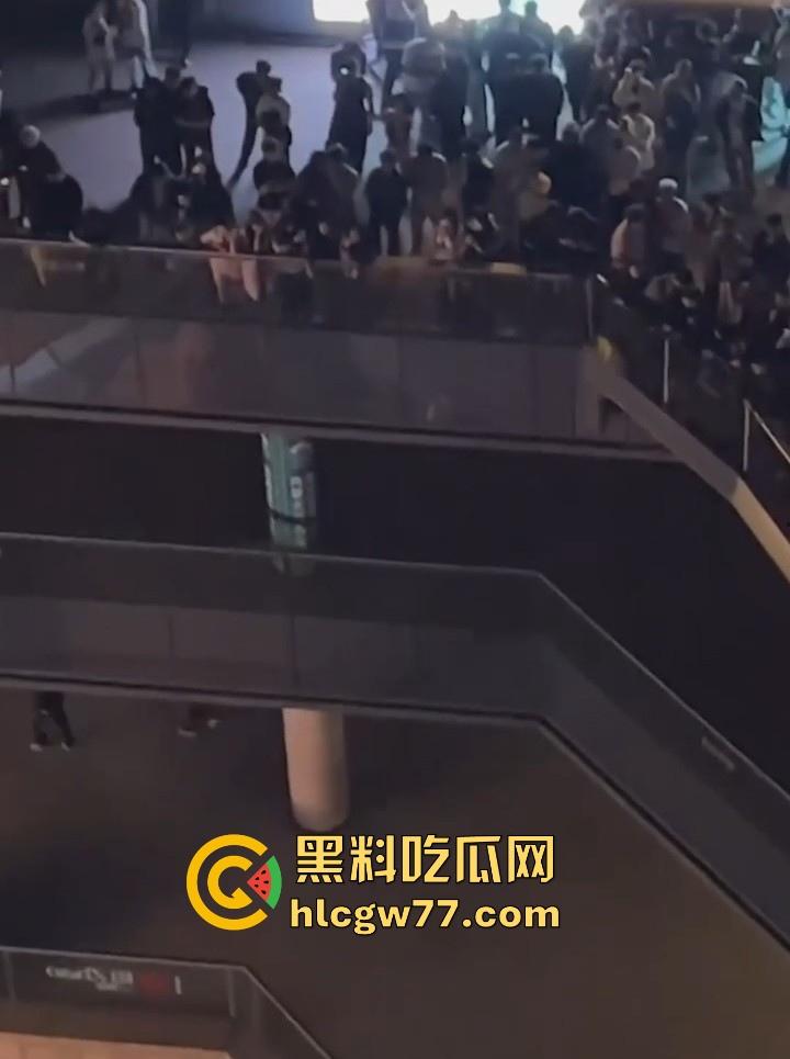 日照安泰国际广场大瓜！情侣做爱不拉窗帘被上千人围观 事后有吃瓜群众直接敲门提醒 现场视频火爆抖音！  第9张