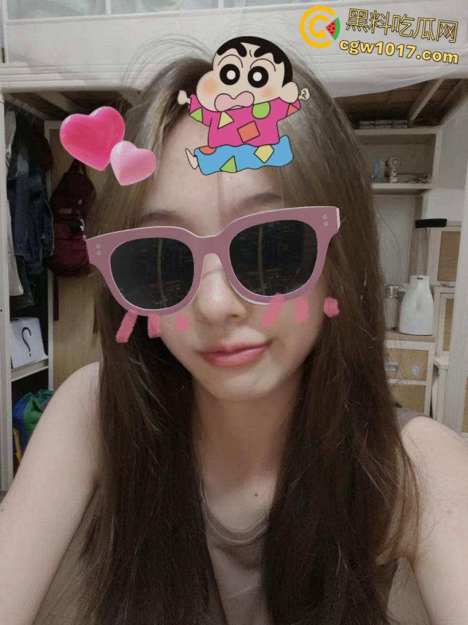 真实情侣露脸自拍，极品小女友情趣装与男友对镜后入，上位骑乘疯狂摆臀，被扛腿爆操表情超淫！  第1张