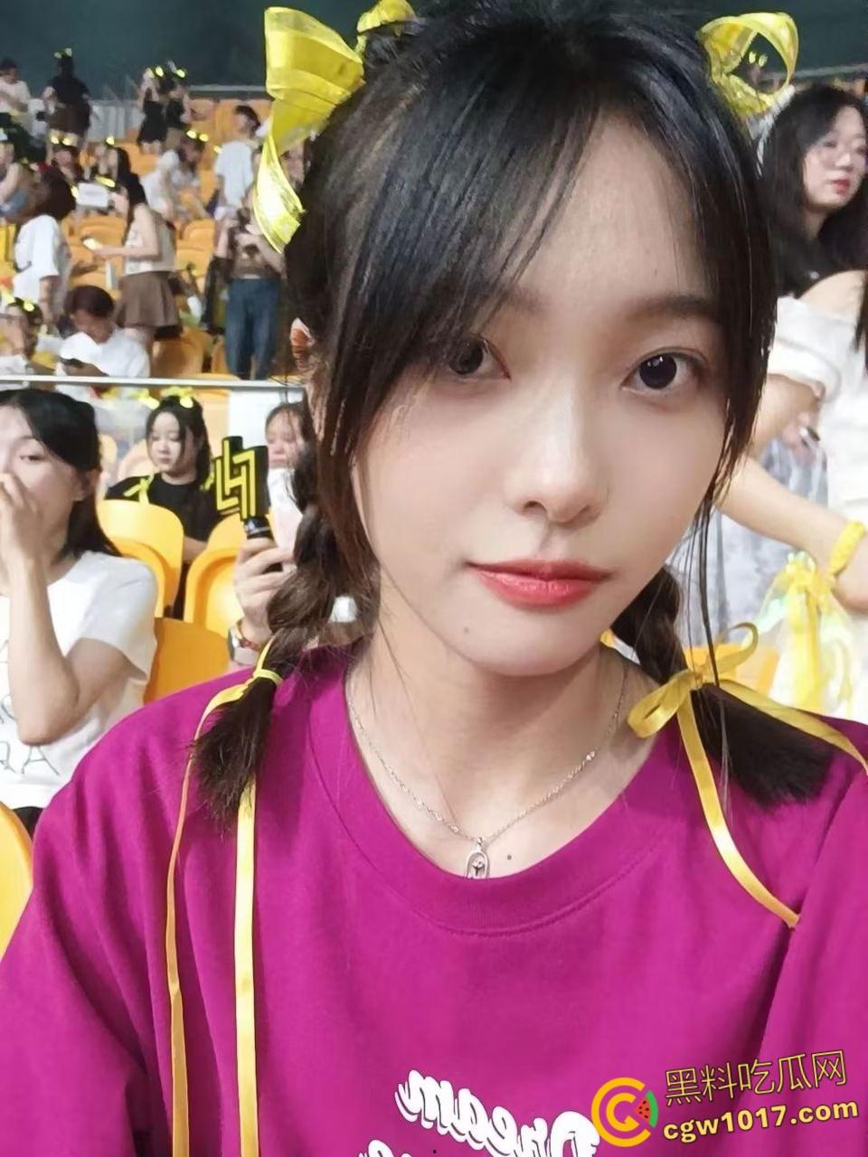 真实情侣露脸自拍，极品小女友情趣装与男友对镜后入，上位骑乘疯狂摆臀，被扛腿爆操表情超淫！  第2张