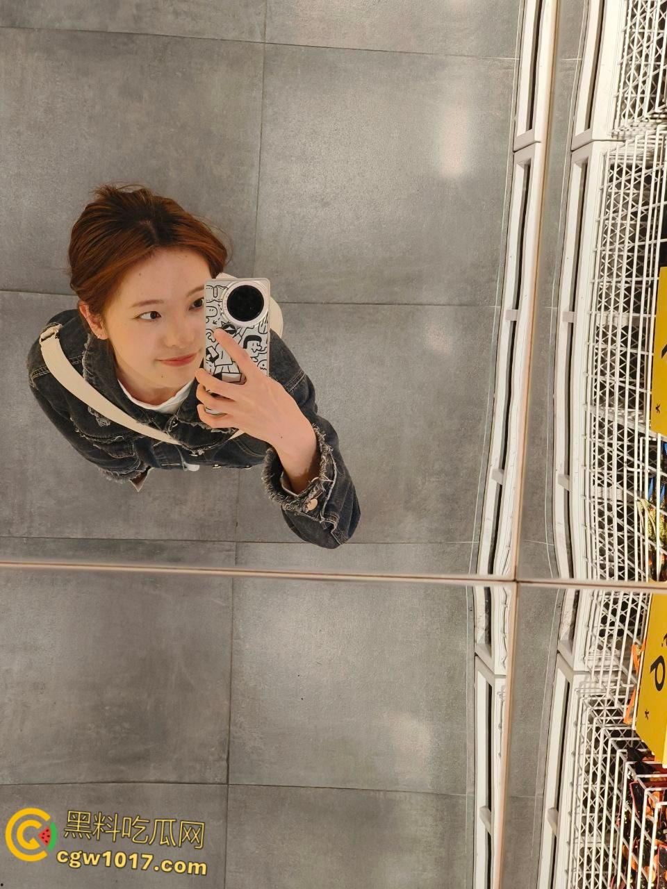 真实情侣露脸自拍，极品小女友情趣装与男友对镜后入，上位骑乘疯狂摆臀，被扛腿爆操表情超淫！  第3张