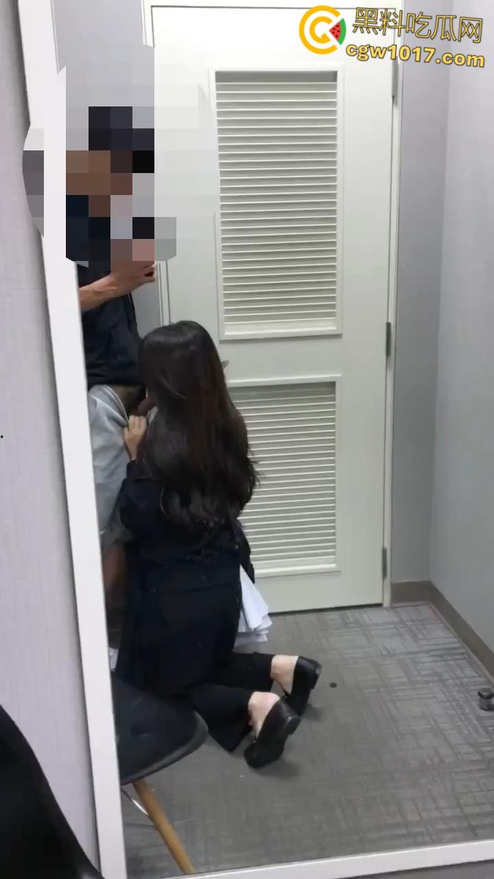 真实情侣露脸自拍，极品小女友情趣装与男友对镜后入，上位骑乘疯狂摆臀，被扛腿爆操表情超淫！  第4张