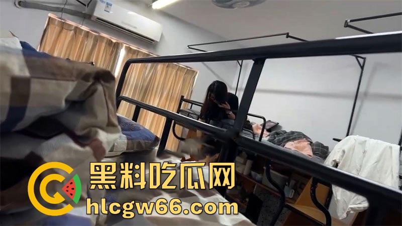 浙江嘉兴学院 骚男把女朋友带回宿舍 当众暴力抽插床架吱呀作响 被舍友偷拍全网疯传！  第2张