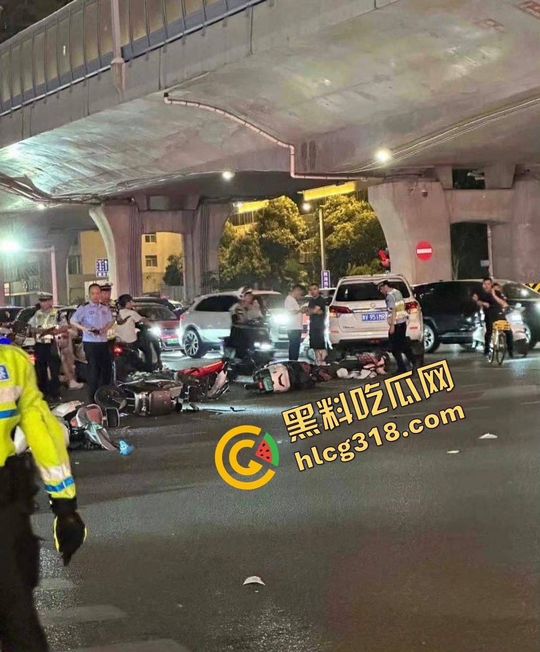 郑州街头惊现顶流女司机，撞完车不慌不忙写抖音文案，开的是SU7，脑子却像撞坏了！  第6张