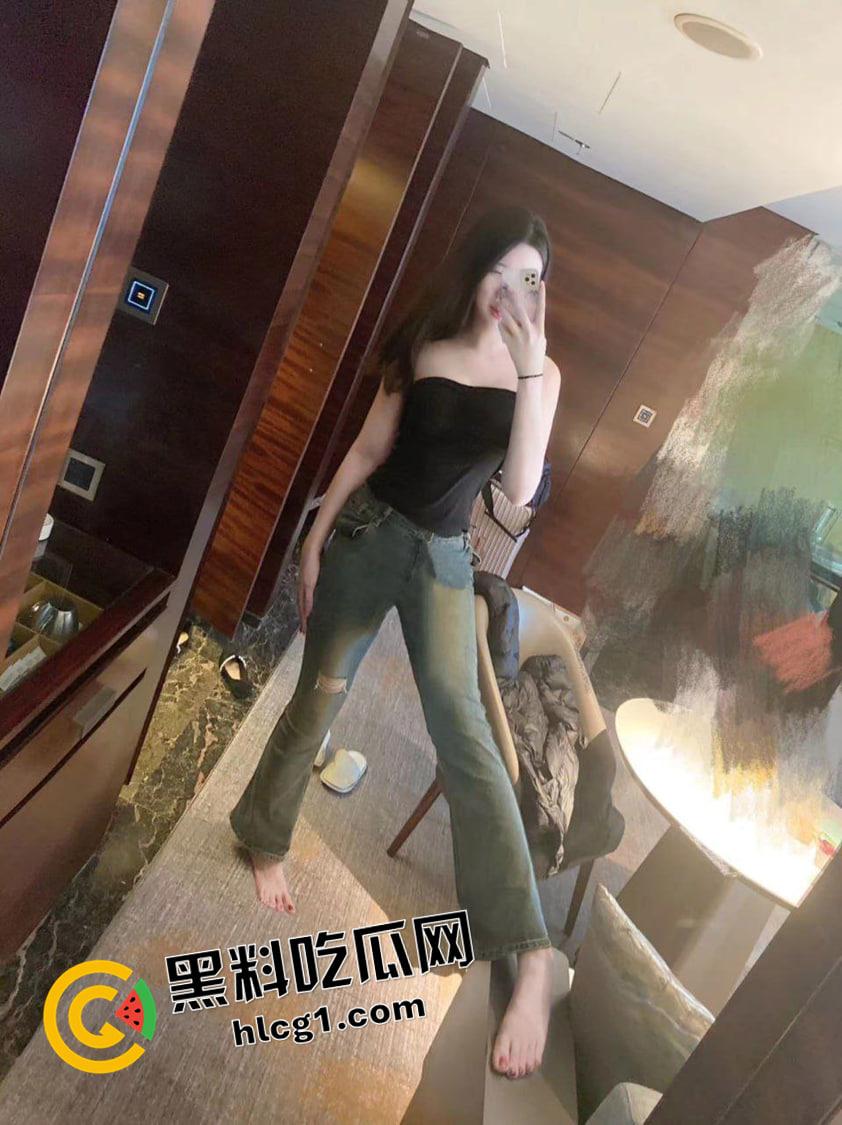 大学体育生约战一万二起步的男娘  被男娘摁在床上干到求饶 这种模样的男娘也不是不行 第2张