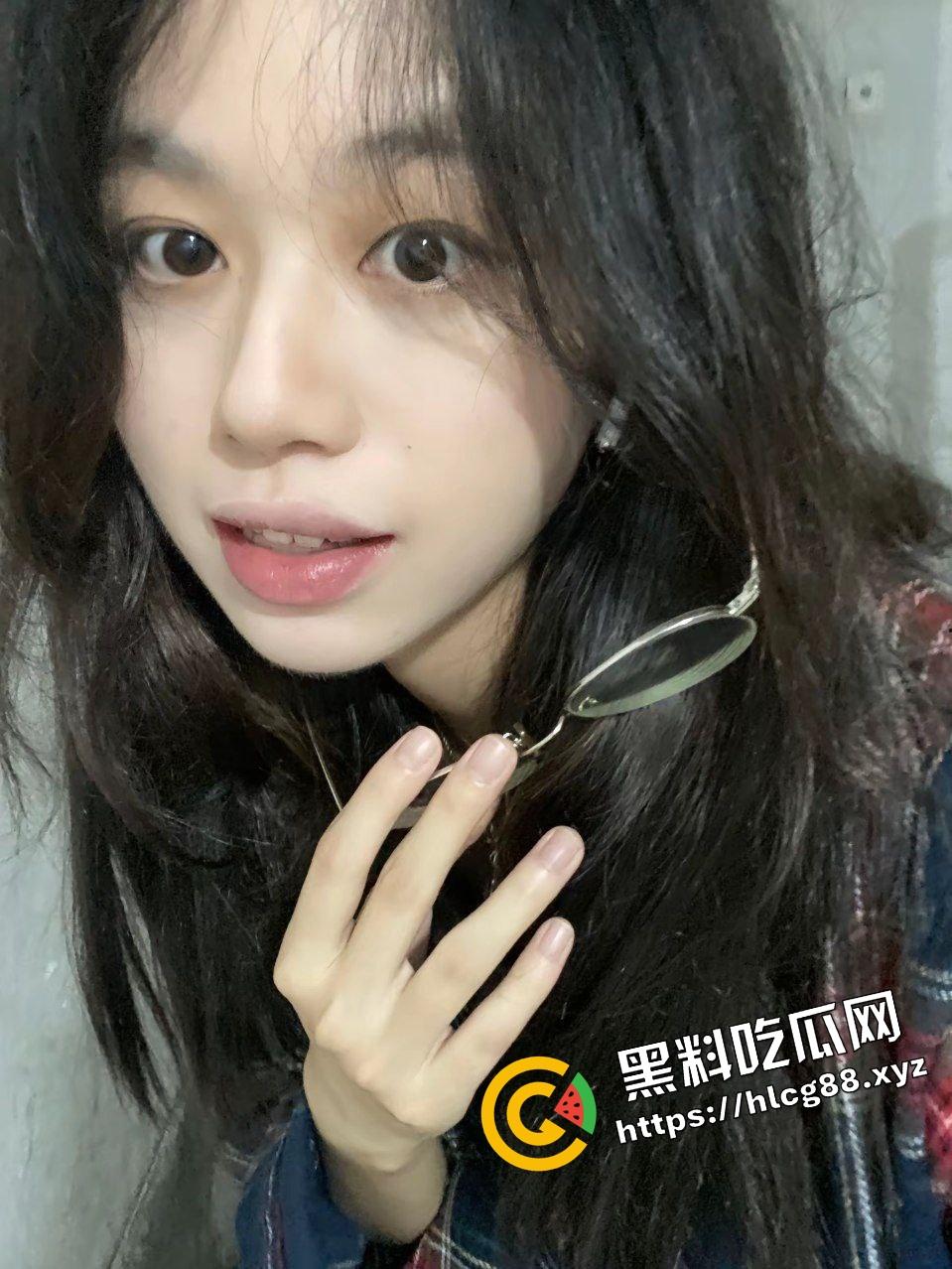 广东惠州电子厂清纯少女，下班了与18cm小混混在宿舍楼梯间刺激打飞机，涂满润滑油撸管！  第3张