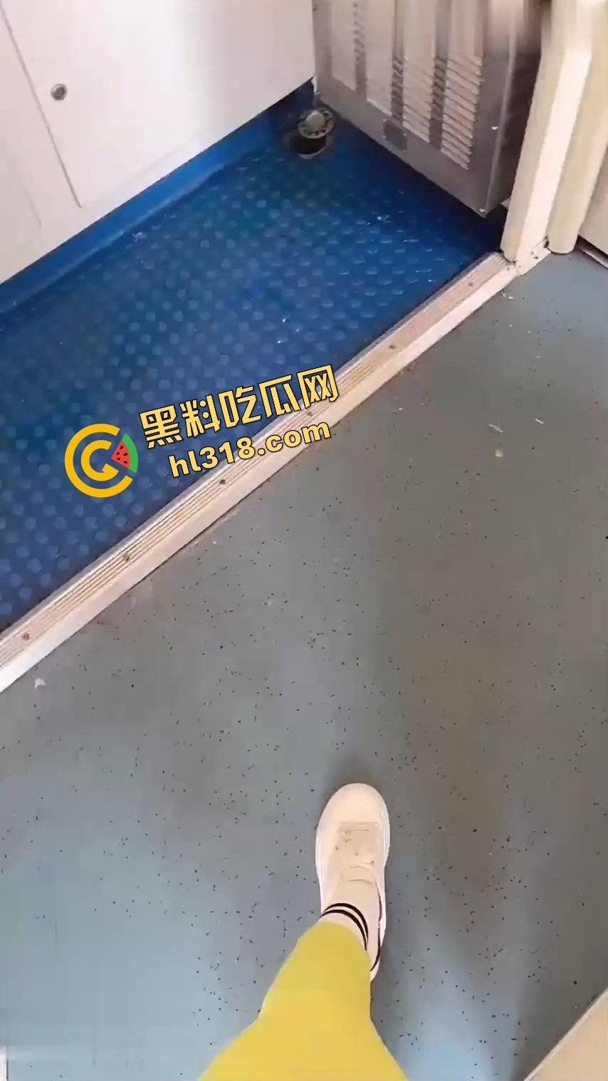 什么叫移动打炮？饥渴御姐车厢激战，一路搭讪一路摸，厕所偷情全程抓紧扶手，谁还在意终点是哪？  第3张