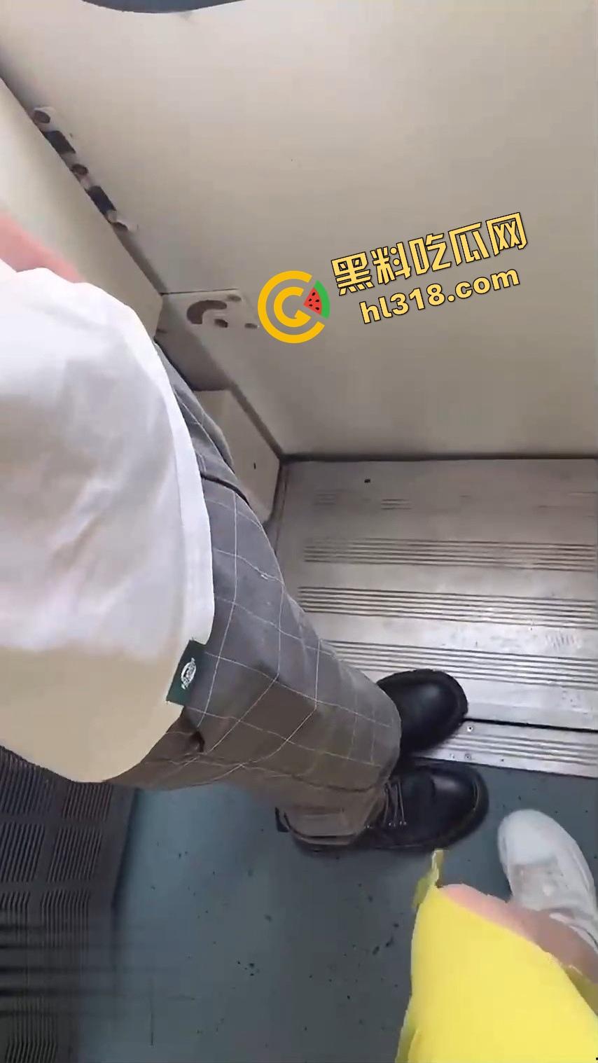 什么叫移动打炮？饥渴御姐车厢激战，一路搭讪一路摸，厕所偷情全程抓紧扶手，谁还在意终点是哪？  第4张