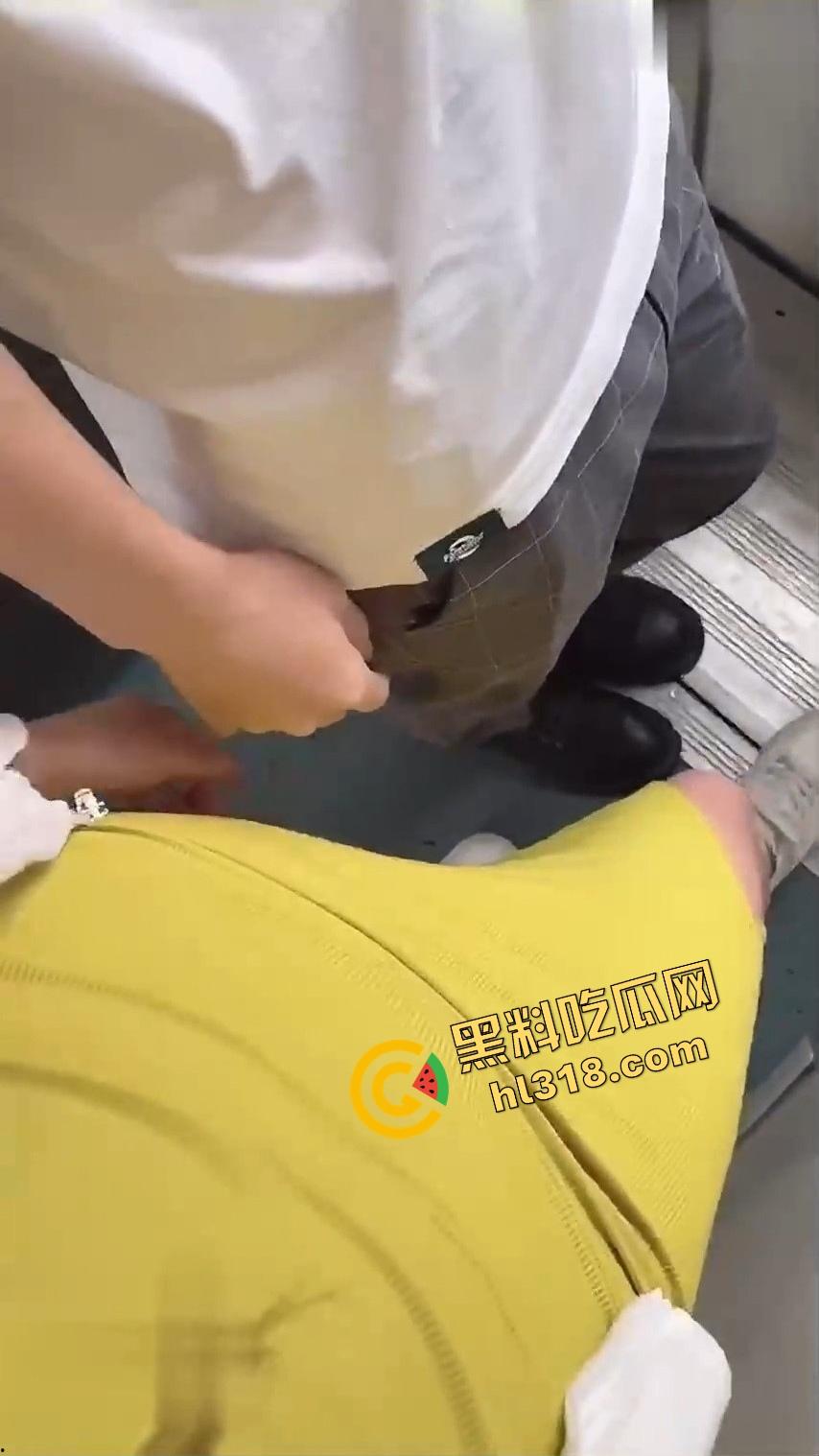 什么叫移动打炮？饥渴御姐车厢激战，一路搭讪一路摸，厕所偷情全程抓紧扶手，谁还在意终点是哪？  第5张