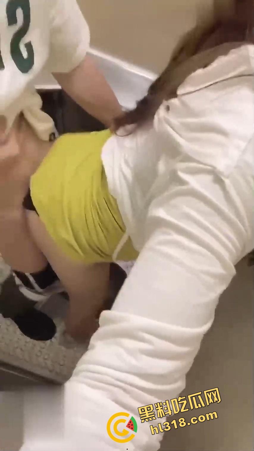 什么叫移动打炮？饥渴御姐车厢激战，一路搭讪一路摸，厕所偷情全程抓紧扶手，谁还在意终点是哪？  第12张