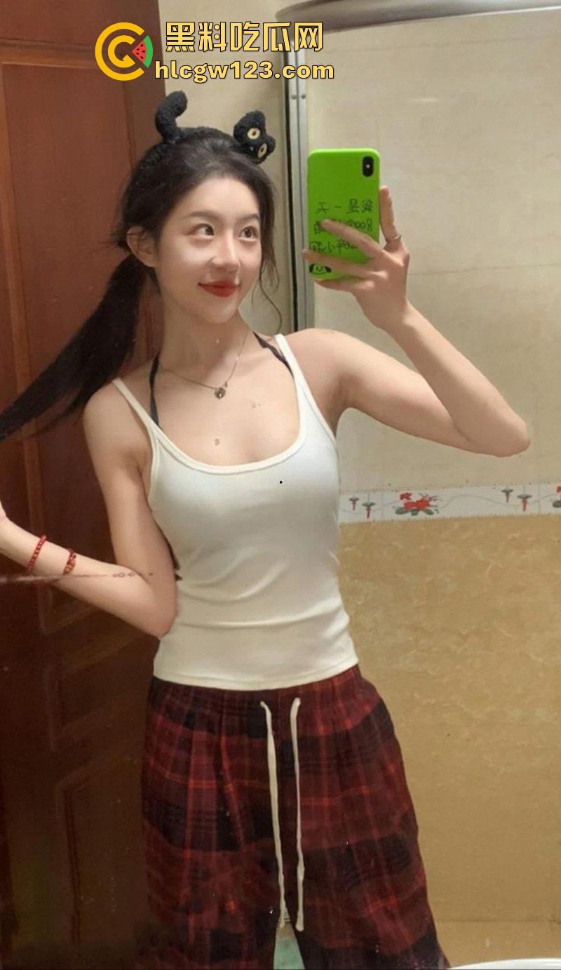 南京师范学院校花【刘微】性爱视频流出 绝美脸庞骚舞辣翻天 近距离掰逼展示对镜站立后入 这谁看了能顶得住啊！  第4张