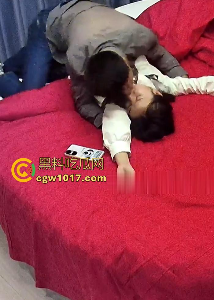 酒店针孔实拍 高颜妹子约炮翻车！男友30秒缴械，衣服没脱完就射了！  第3张