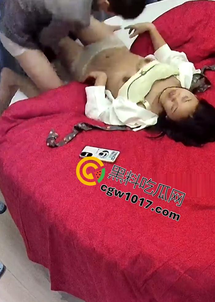 酒店针孔实拍 高颜妹子约炮翻车！男友30秒缴械，衣服没脱完就射了！  第4张