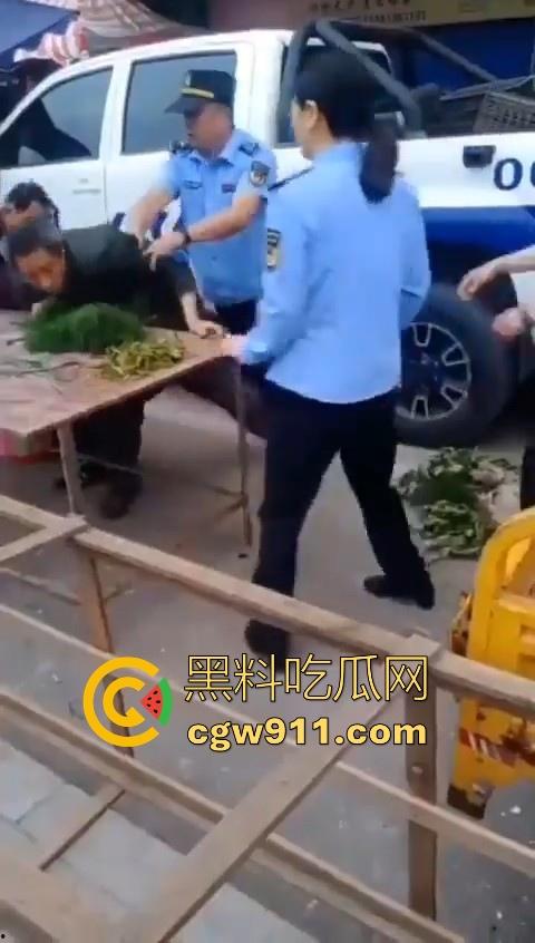 老头因菜市场摆摊和城管发生口角后斗殴！数人暴力执法将老头擒获，有执照的流氓？  第1张