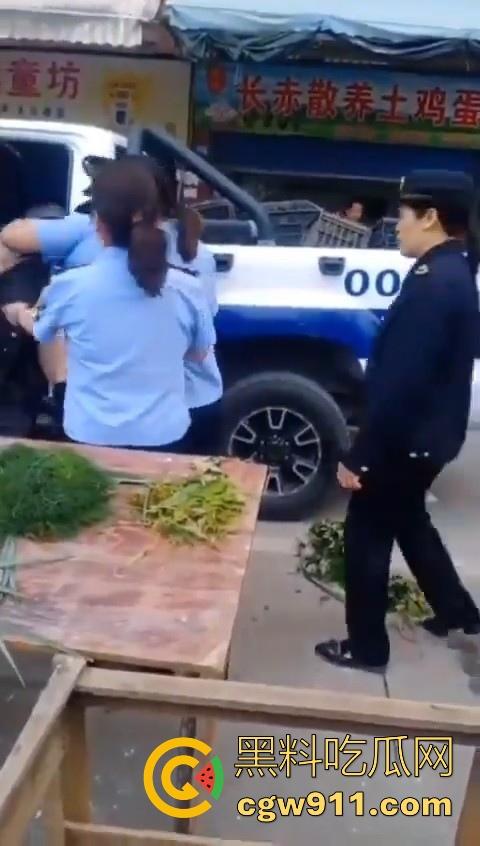 老头因菜市场摆摊和城管发生口角后斗殴！数人暴力执法将老头擒获，有执照的流氓？  第3张