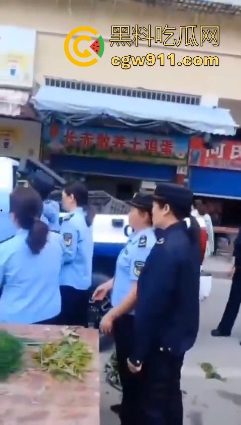 老头因菜市场摆摊和城管发生口角后斗殴！数人暴力执法将老头擒获，有执照的流氓？  第4张