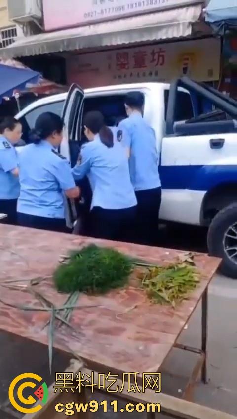 老头因菜市场摆摊和城管发生口角后斗殴！数人暴力执法将老头擒获，有执照的流氓？  第6张