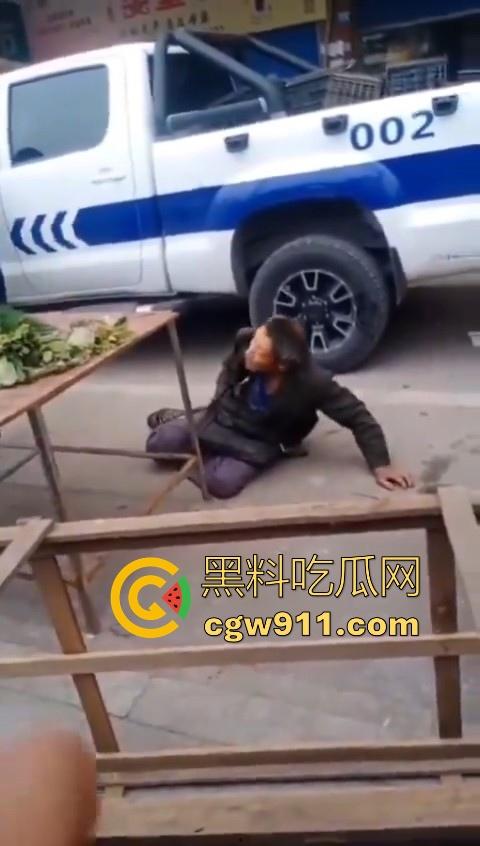 老头因菜市场摆摊和城管发生口角后斗殴！数人暴力执法将老头擒获，有执照的流氓？  第7张