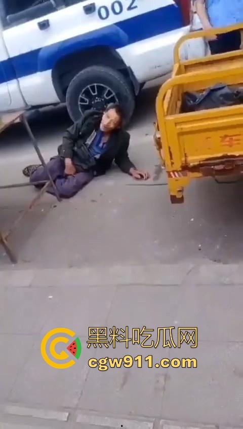 老头因菜市场摆摊和城管发生口角后斗殴！数人暴力执法将老头擒获，有执照的流氓？  第8张