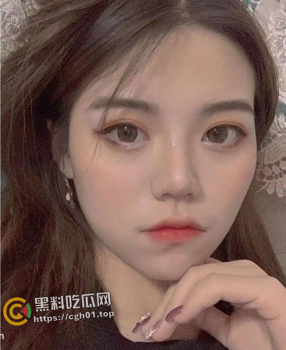 珠海jk反差婊 床上叫声淫荡堪比女优  后入拍屁股又疼又爽 浪叫到隔壁都能听见 第1张