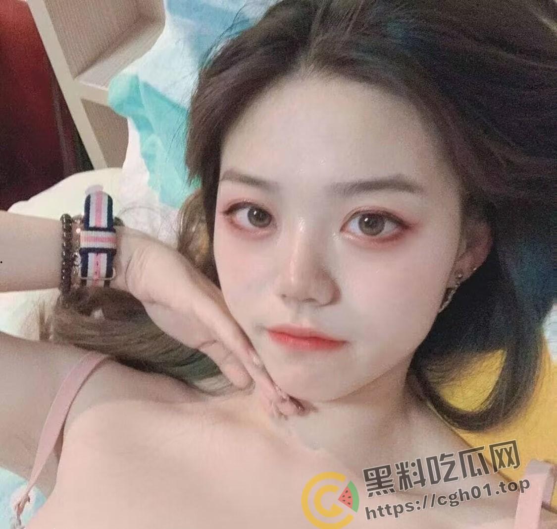 珠海jk反差婊 床上叫声淫荡堪比女优  后入拍屁股又疼又爽 浪叫到隔壁都能听见 第2张