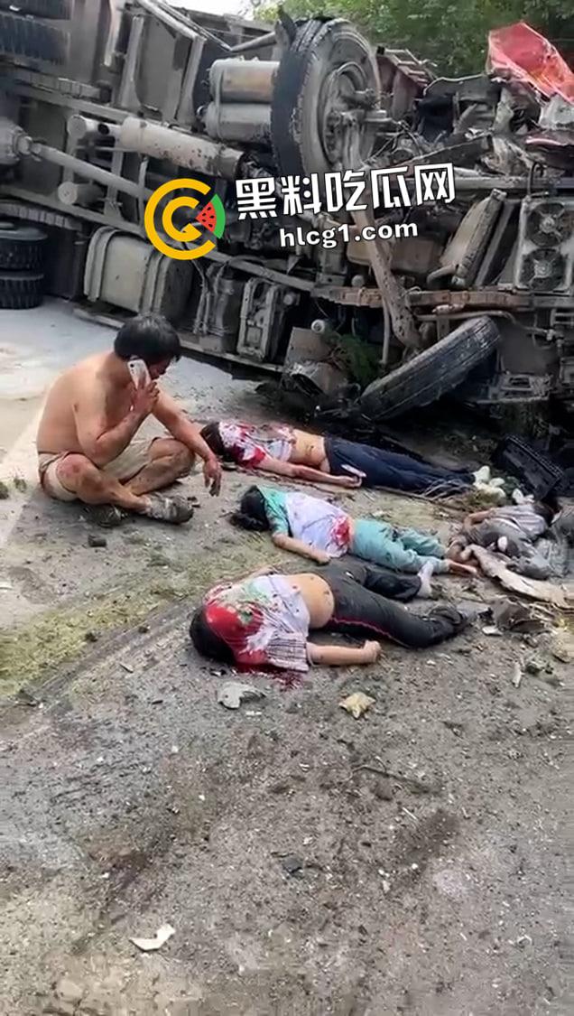猛男崩溃！男子开车与货车相撞 一家老小当场死亡 尸体摆满一地 话都说不清了  第1张